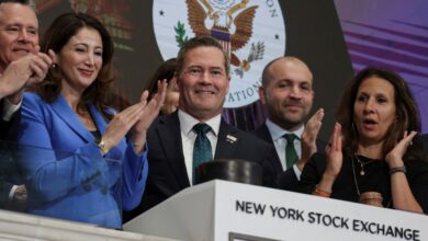 Stocks ride the AI rush and gold gains; Powell speech in focus