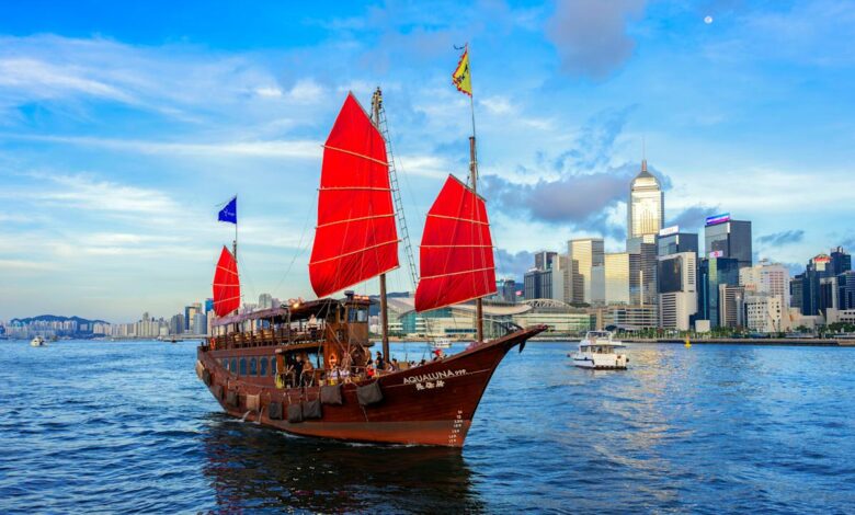 Hong Kong’s Day Traders Chase Leveraged ETFs After US Tech Boom Hong Kong’s Day Traders Chase Leveraged ETFs After US Tech Boom