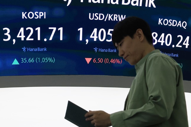 Foreign investors offload .4 bn in Korean bonds on rate freeze bets, Forex uncertainty
