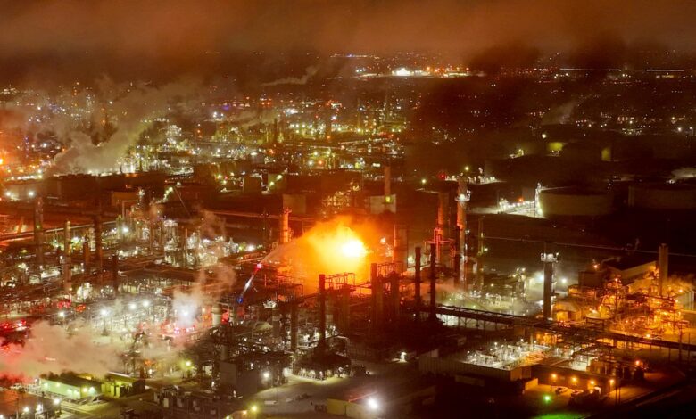Massive fire breaks out at Chevron oil refinery in California Massive fire breaks out at Chevron oil refinery in California