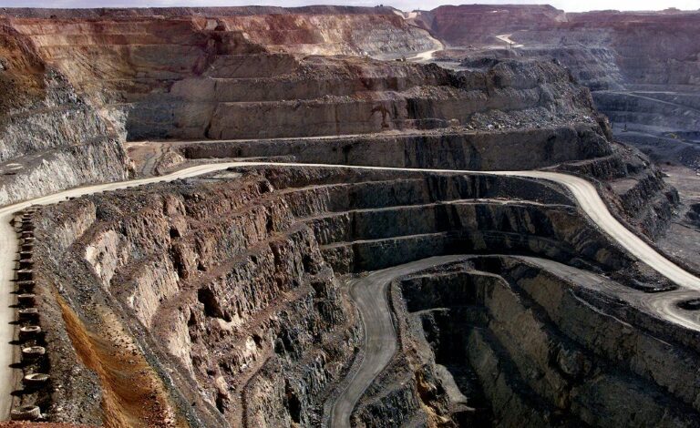 Gold, stocks drop on economic jitters Gold, stocks drop on economic jitters