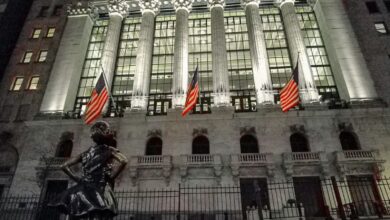 Stocks Settle Mixed on Strong Earnings and Weakness in Mining Stocks