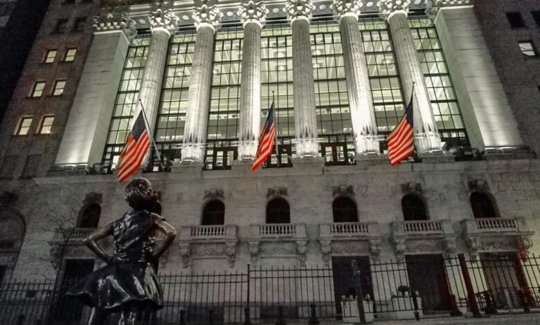 Stocks Settle Mixed on Strong Earnings and Weakness in Mining Stocks