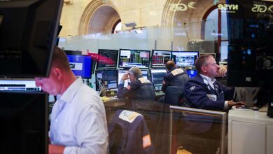 Stocks End Lower After S&P 500, Nasdaq Hit Fresh Records; Delta, Pepsi Pop on Strong Results; Gold Falls Below ,000