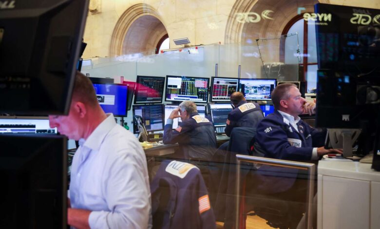 Stocks End Lower After S&P 500, Nasdaq Hit Fresh Records; Delta, Pepsi Pop on Strong Results; Gold Falls Below ,000