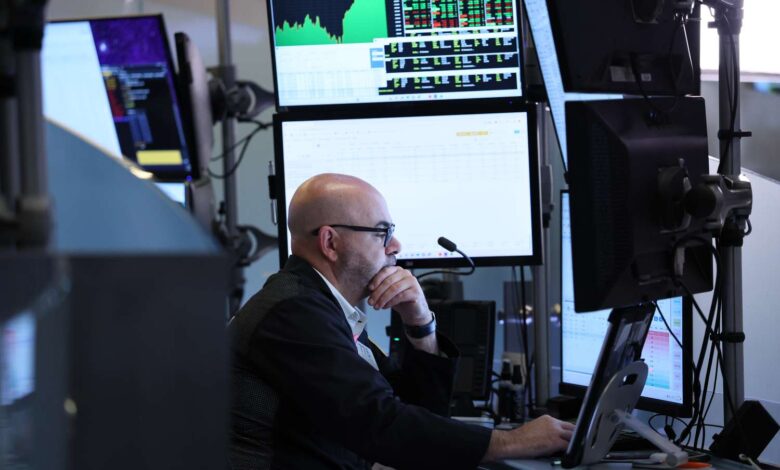 Stocks Surge to Begin Week; Apple Hits All-Time High; Gold Recovers as US Government Shutdown Drags On