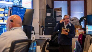 Stocks Retreat as Earnings Reports Roll In; Gold Slips Further After Worst Day Since 2013