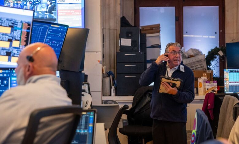 Stocks Retreat as Earnings Reports Roll In; Gold Slips Further After Worst Day Since 2013