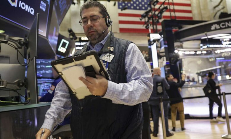 Stocks End Higher as Amazon Boosts Nasdaq; Indexes Post Weekly, Monthly Gains