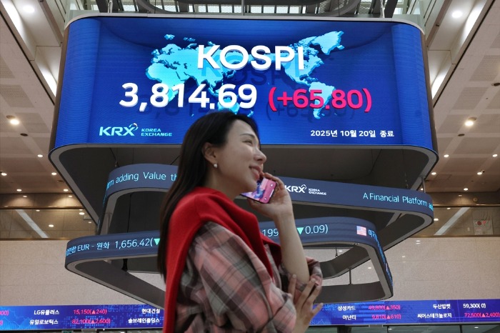S.Korea’s Kospi now world’s top-performing index as chip rally powers record highs