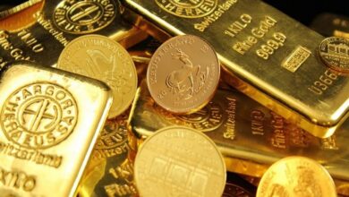 Gold prices pull back as strong dollar and easing global tensions hit market