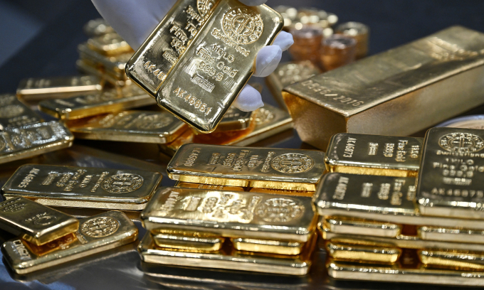 Gold slides over 1% on stronger US dollar