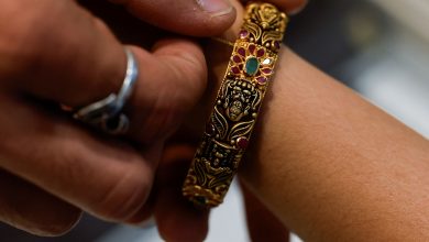 Gold falls 1%, poised for weekly loss as US jobs data dims rate-cut hopes