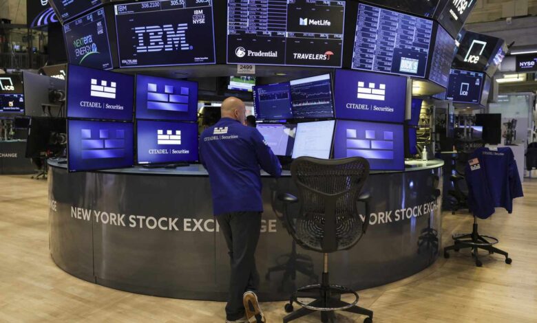 Stock Indexes Drop; Palantir Leads Tech Shares Lower; Bitcoin Sinks