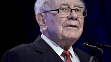 Buffett’s Berkshire Cash Hits 2 Billion, Earnings Soar