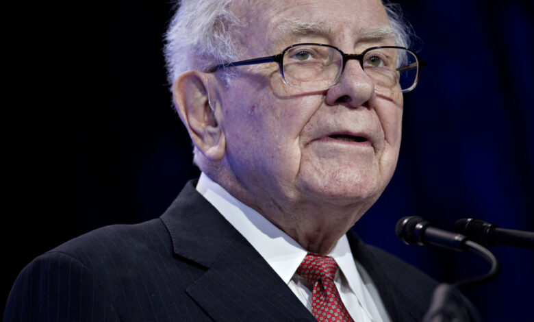 Buffett’s Berkshire Cash Hits 2 Billion, Earnings Soar