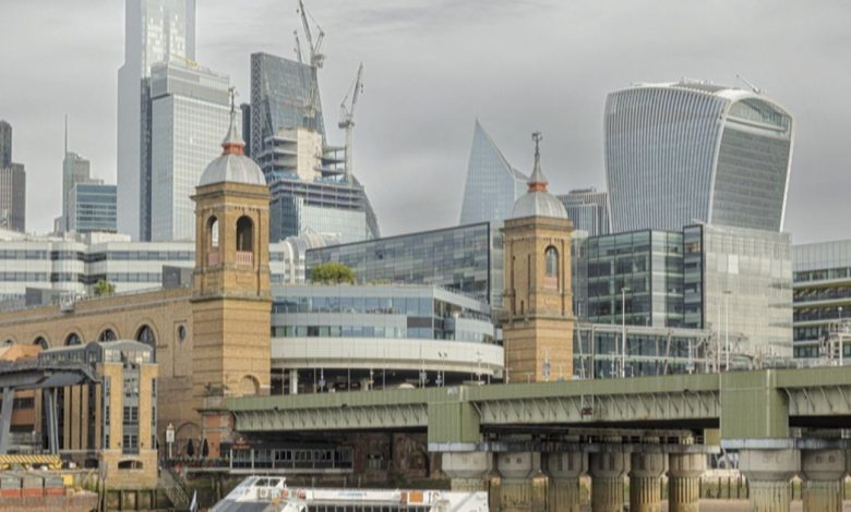 London stocks in late slide, defence sector drags, Lloyds thrown Curve ball