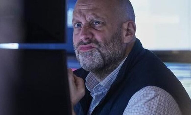 Wall Street Wobbles As Tech Stocks Slide And Shutdown Drags