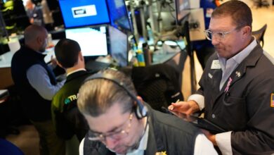 US stocks lose ground, weighed down by Big Tech