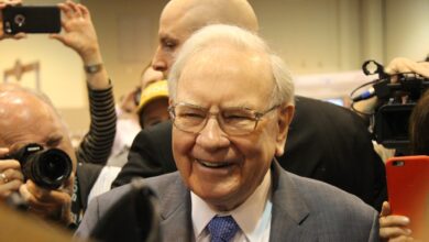 Billionaires Warren Buffett and Ray Dalio Are Completely Split on Gold. Who’s Right?