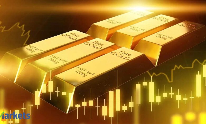 Gold gains as Fed rate-cut optimism dents dollar