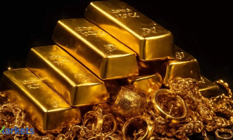 Gold little changed on dollar strength but set for weekly gain