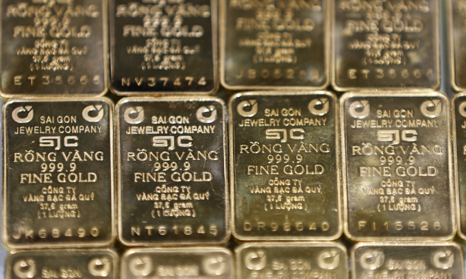 Gold prices continue to fall