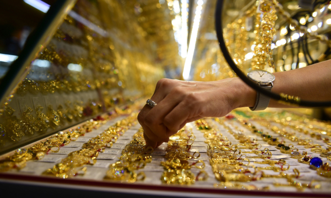 Gold price edges down – VnExpress International
