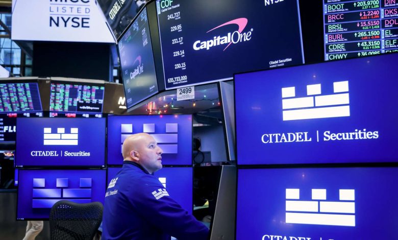 Nasdaq, S&P 500 Fall as Oracle Results Drag AI Shares; Dow Rises