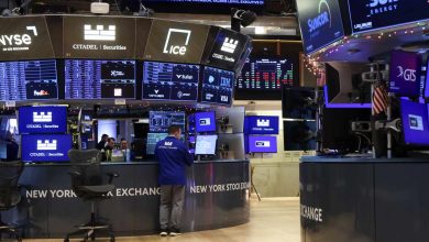 Major Indexes Close Slightly Lower as Stocks Fall for 3rd Straight Session; Gold, Silver Prices Rebound