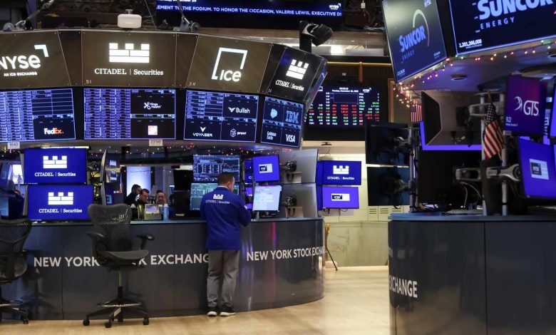 Major Indexes Close Slightly Lower as Stocks Fall for 3rd Straight Session; Gold, Silver Prices Rebound