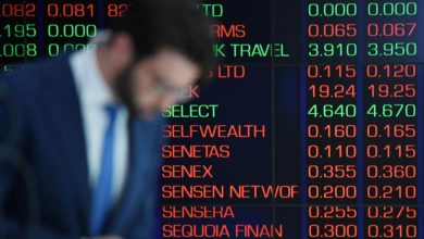 ASX tracks global shares lower after glitch