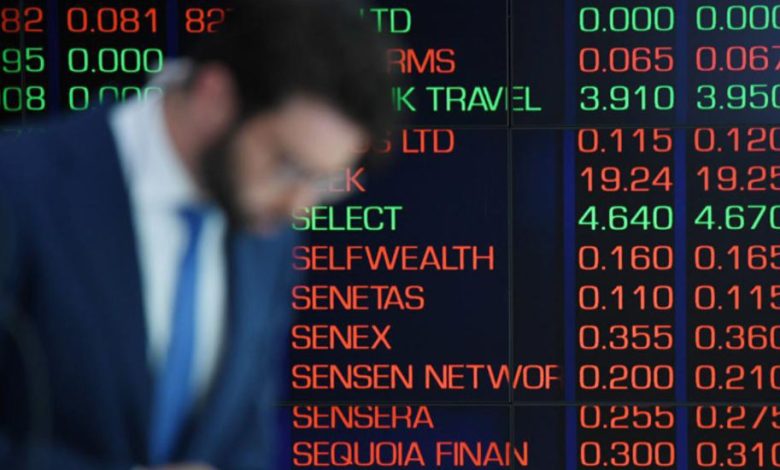 ASX tracks global shares lower after glitch
