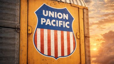 Union Pacific stock slips as rivals press regulators to reject Norfolk Southern merger filing; UNP sets Q4 earnings date