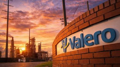 Oil Slides on Supply-Glut Fears, Analyst Targets Diverge Ahead of Q4 Earnings