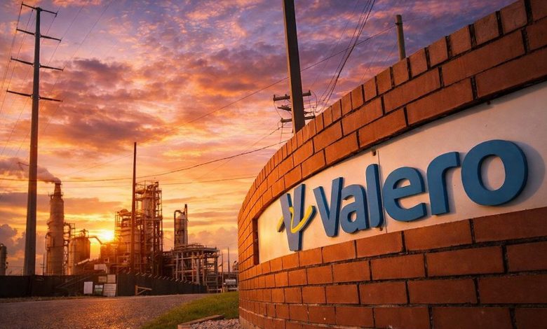 Oil Slides on Supply-Glut Fears, Analyst Targets Diverge Ahead of Q4 Earnings