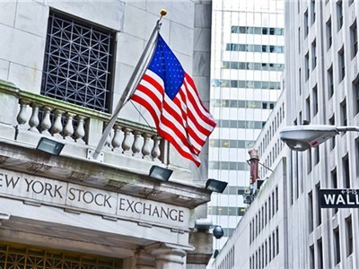 U.S. Stock Market Close | All three major indices rose, with the Dow Jones Industrial Average hitting a record high; most large-cap technology stocks advanced, Tesla surged over 3%, and Amazon gained nearly 3%; cryptocurrency-related stocks and energy sha