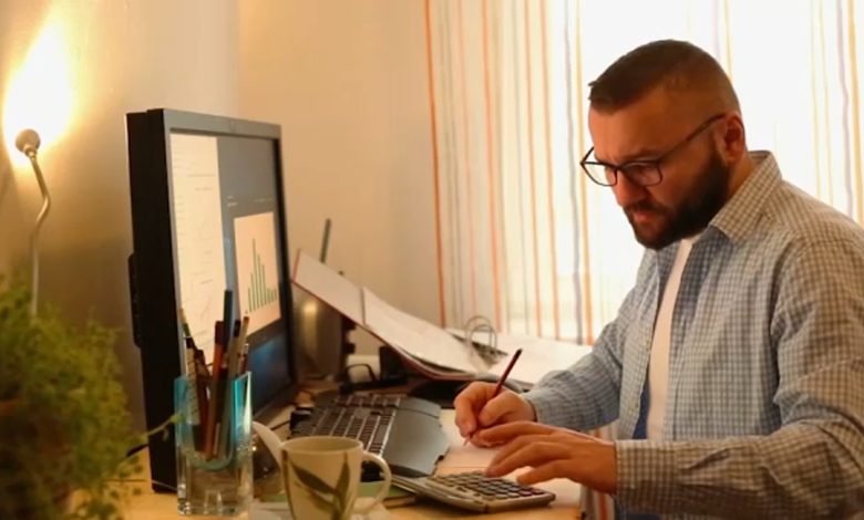 Watching Your Wallet: Financial experts share tips for starting the new year with a strong budget Watching Your Wallet: Financial experts share tips for starting the new year with a strong budget