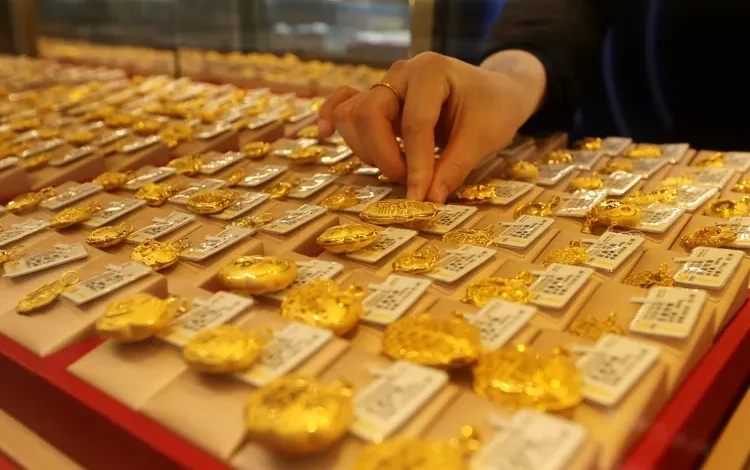 Gold Prices Surpass 00 per Ounce Amid Market Uncertainty Gold Prices Surpass 00 per Ounce Amid Market Uncertainty