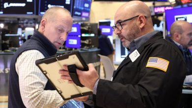 World shares hover near record highs on simmering geopolitics, AI optimism