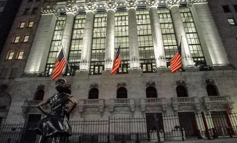 Stocks Settle Lower on Tech Weakness and Higher Bond Yields