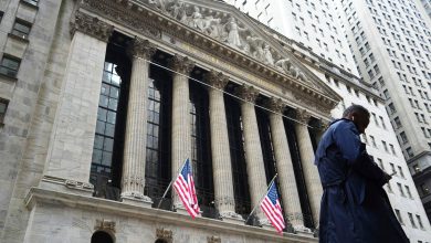 Shares trade mixed, gold jumps