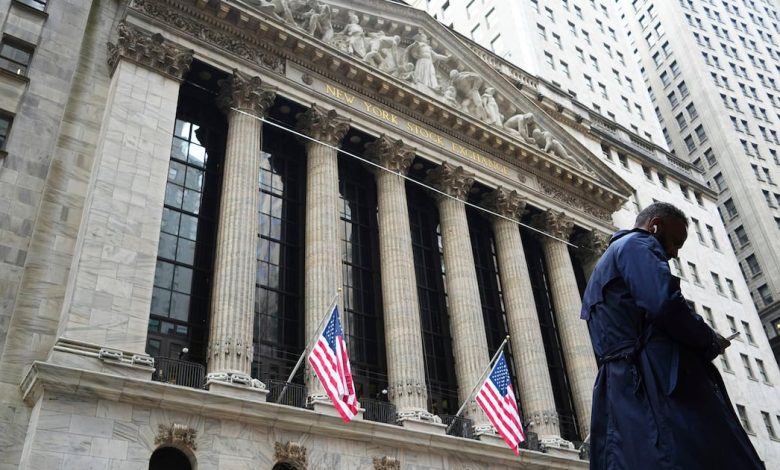 Shares trade mixed, gold jumps Shares trade mixed, gold jumps