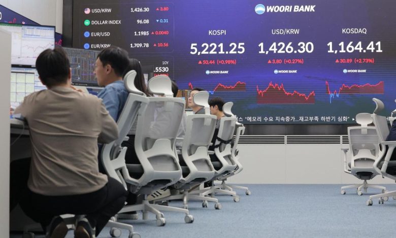 Retail investors welcome gov’t plan for single-item leveraged ETFs amid semiconductor boom Retail investors welcome gov’t plan for single-item leveraged ETFs amid semiconductor boom