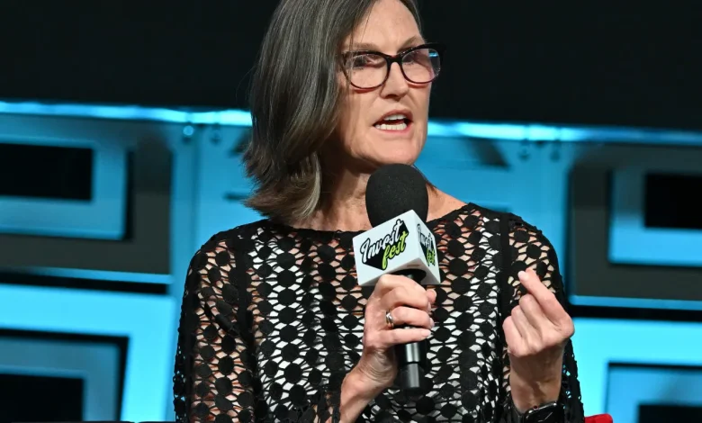 Cathie Wood Says Gold Is Winning Now, But Bitcoin Is ‘Playing The Long Game’ Cathie Wood Says Gold Is Winning Now, But Bitcoin Is ‘Playing The Long Game’