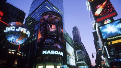 The ChiNext Index fell by more than 1%, lithium mining stocks surged with a wave of limit-up trading, the renminbi broke through the 6.84 level, and the Hang Seng Tech Index dropped nearly 1% as technology stocks generally declined.