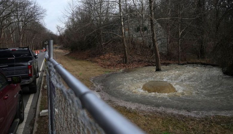 As the sewage spills, the politicians snipe As the sewage spills, the politicians snipe