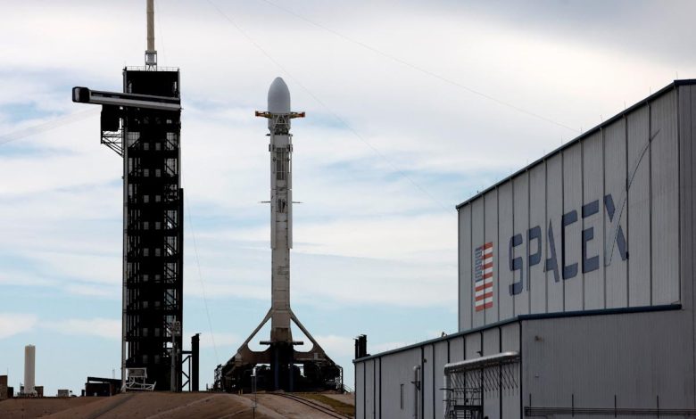 Rare SpaceX Bet Turns .1 Billion Fund Into a Retail Magnet