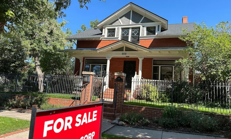 Mortgage rates hold steady as they resist a higher Treasury yield