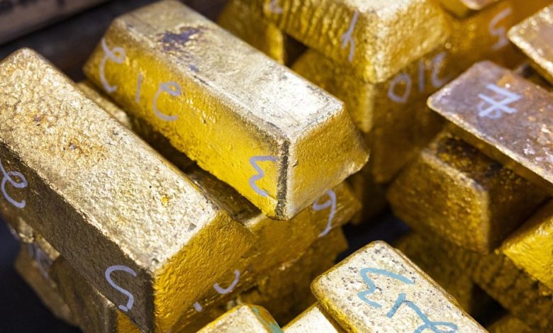 Gold Sinks in Shock Selloff as Traders Cover Stock-Rout Losses
